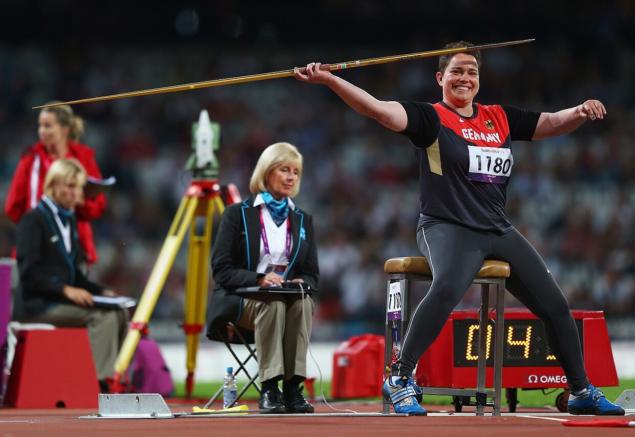 Birgit Kober kurz vor ihrem Gold- und Weltrekordwurf im paralympischen Speerwurf in London 2012