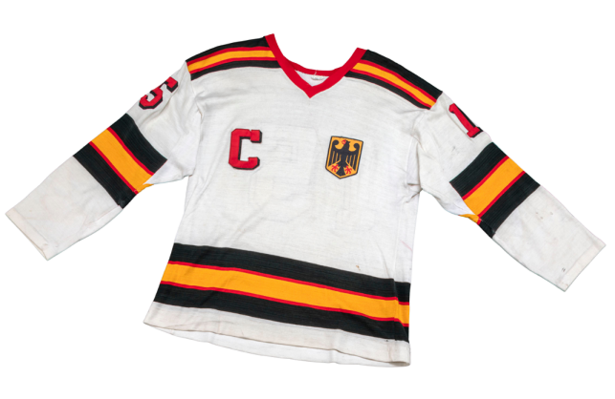 Trikot von Alois Schloder, dem Kapitän der deutschen olympischen Eishockey-Nationalmannschaft 1976