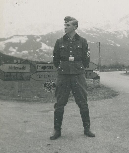 Ein Soldat aus dem Lazarett St. Hildegard posiert an einer Straßengabelung nahe Garmisch-Partenkirchen, im Hintergrund das Warnschild „Juden unerwünscht“.
Fotografie, Paul Deggendorfer
Garmisch-Partenkirchen, 1942
