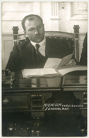 Ernst Niekisch (1889-1967), Vorsitzender im Zentralrat, Postkarte / Fotografie, November 1918