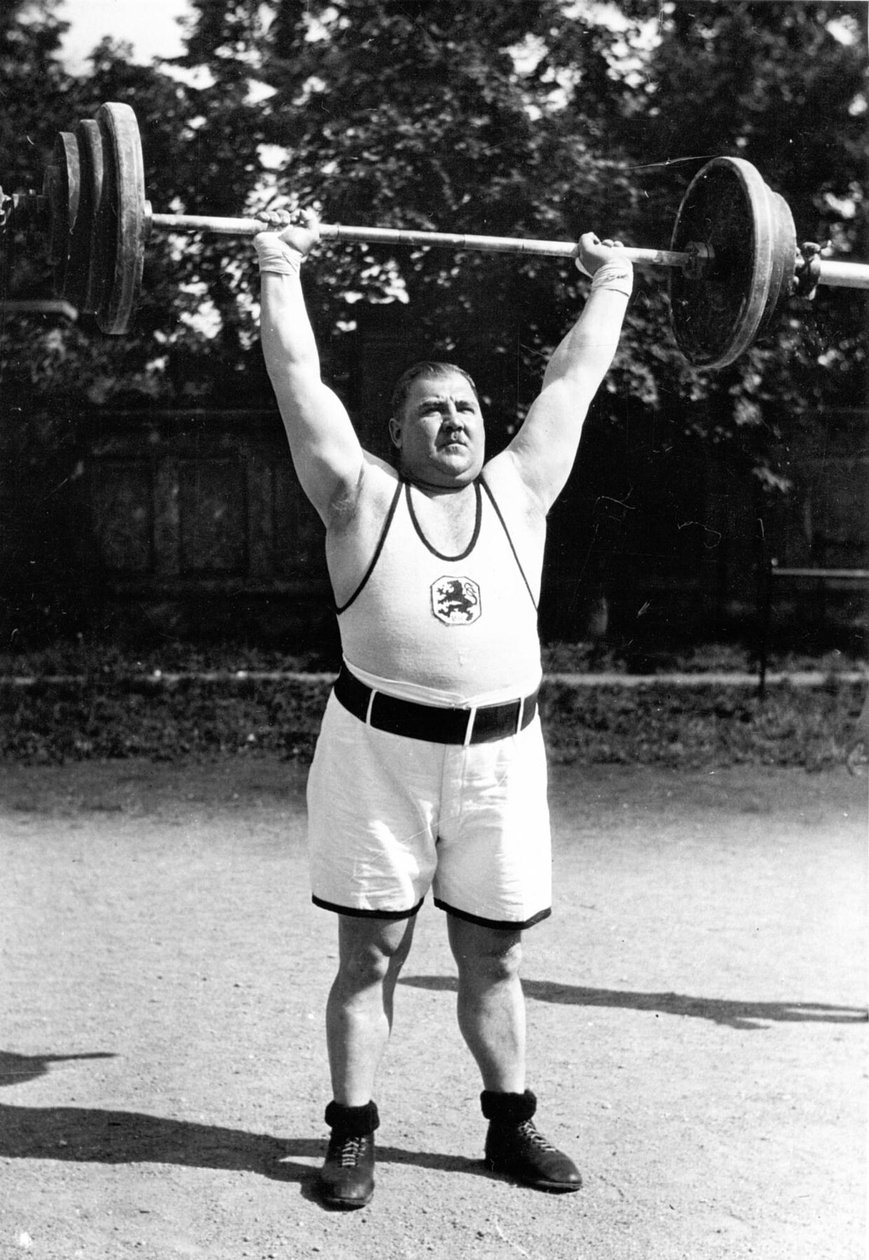 Goldmedaillengewinner Josef Straßberger stählt seine Muskeln bei den Gewichthebern des TSV 1860 München, München, 01.06.1935