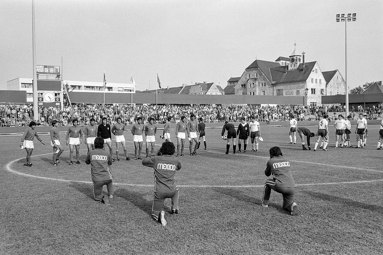 Olympisches Fußballvorrundenspiel Mexiko gegen die Sowjetunion im alten Jahnstadion in Regensburg am 01. September 1972
