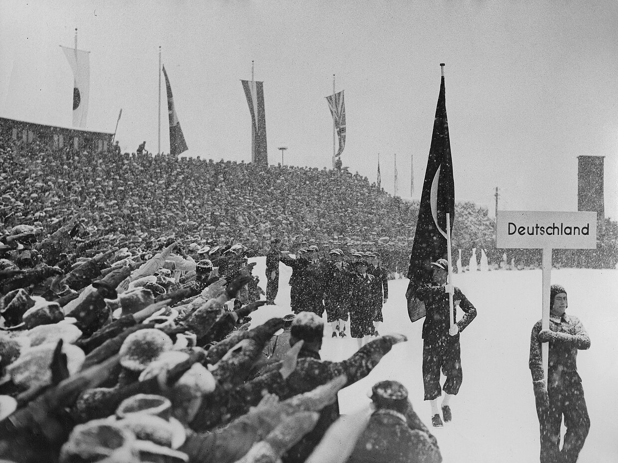 Einzug der deutschen Mannschaft ins olympische Skistadion von Garmisch-Partenkirchen
Fotografie Scherl, Berlin
Garmisch-Partenkirchen, 06.02.1936

