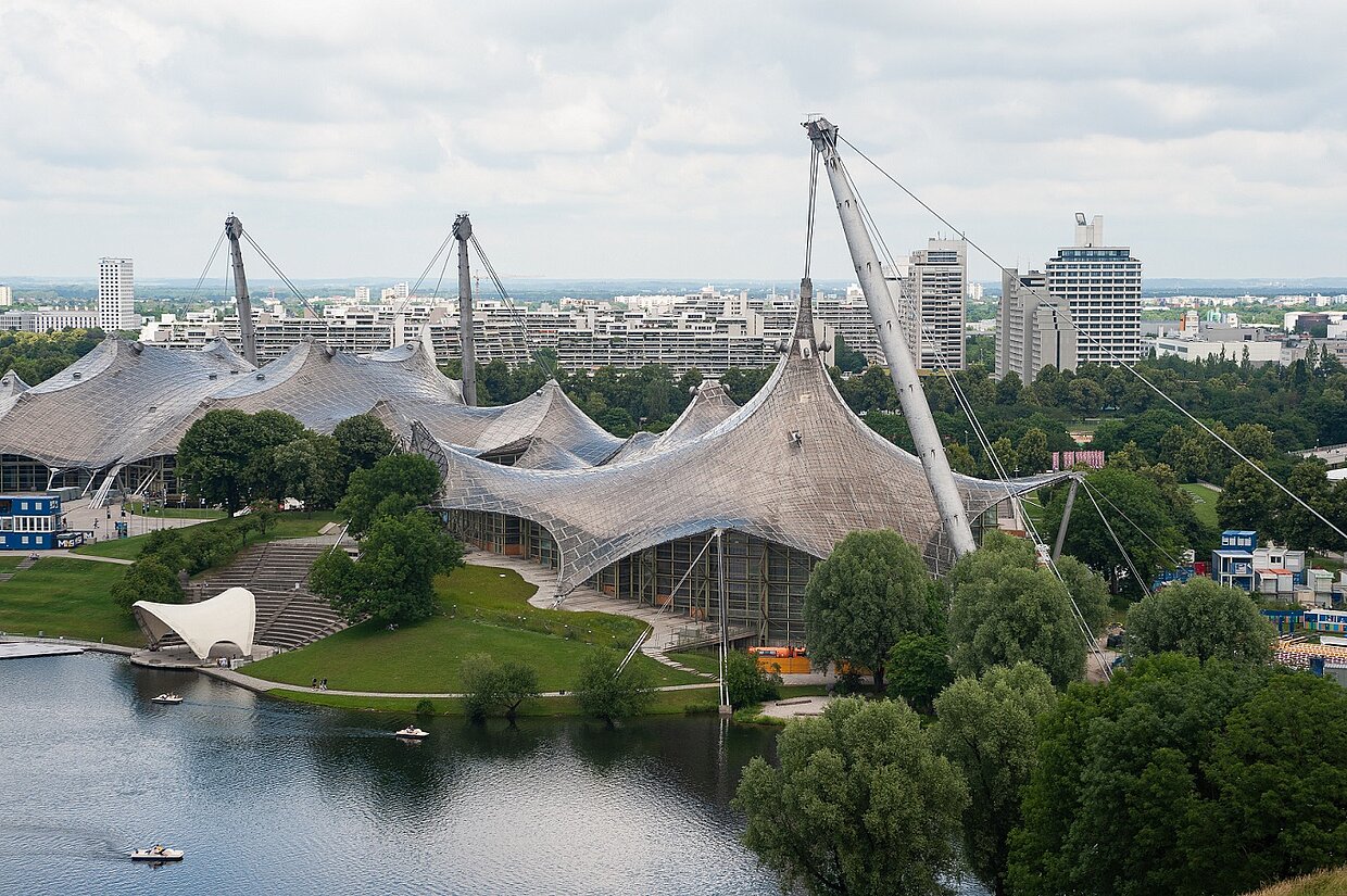 Olympia-Schwimmhalle und Olympia-See mit Olympiadorf im Hintergrund, 23.06.2019