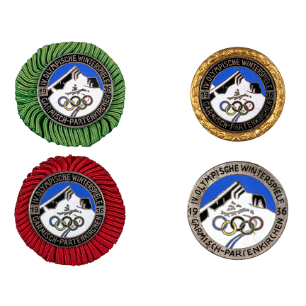 Offizielle Festabzeichen (v. l. n. r.: Werbeabzeichen, Organisationskomitee, Amtshalter, Presse) der IV. Olympischen Winterspiele 1936 in Garmisch-Partenkirchen, um 1936, Markt Garmisch-Partenkirchen/Haus der Bayerischen Geschichte

