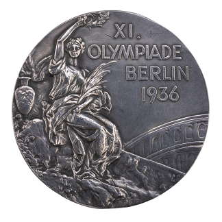Olympische Silbermedaille Berlin 1936 von Rudolf Ismayr, errungen im schwerathletischen Kraftdreikampf der Mittelgewichtsklasse | Stadtarchiv Freising
