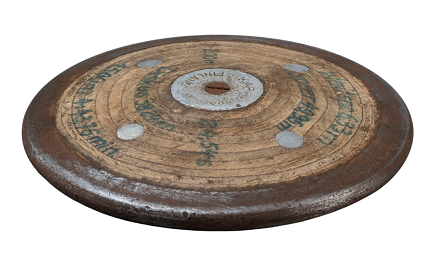 Diskus von Guido Kratschmer
Mit diesem Diskus bestreitet Guido Kratschmer 1980 den Zehnkampf in Bernhausen, bei dem er einen neuen Weltrekord aufstellt. Die handschriftlichen Vermerke auf dem Diskus stammen von einem Senioren-Fünfkampf seines Bruders Hubert Kratschmer von 1996.