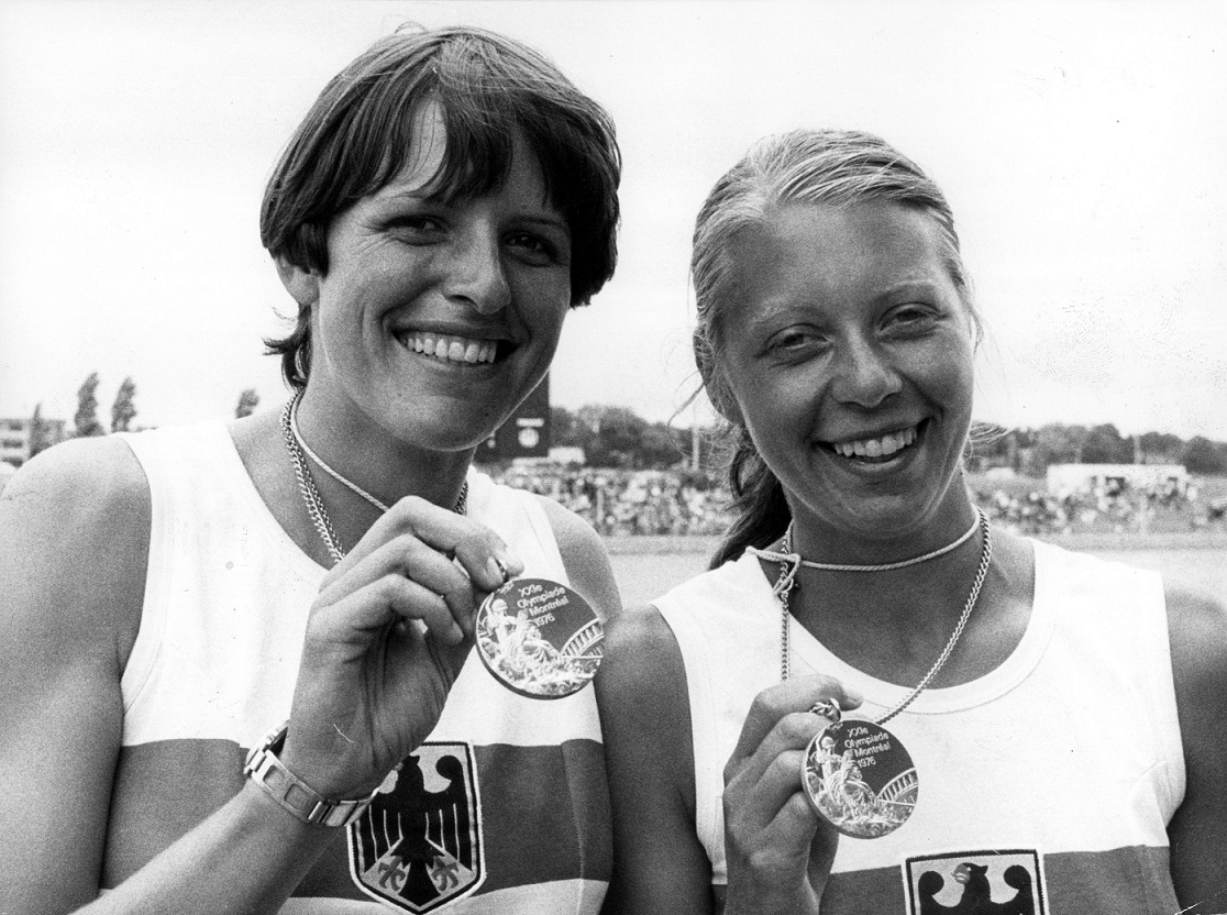 Edith Eckbauer (links) und Thea Einöder (rechts) nach dem Gewinn der olympischen Bronzemedaille am 25.07.1976 in Montreal